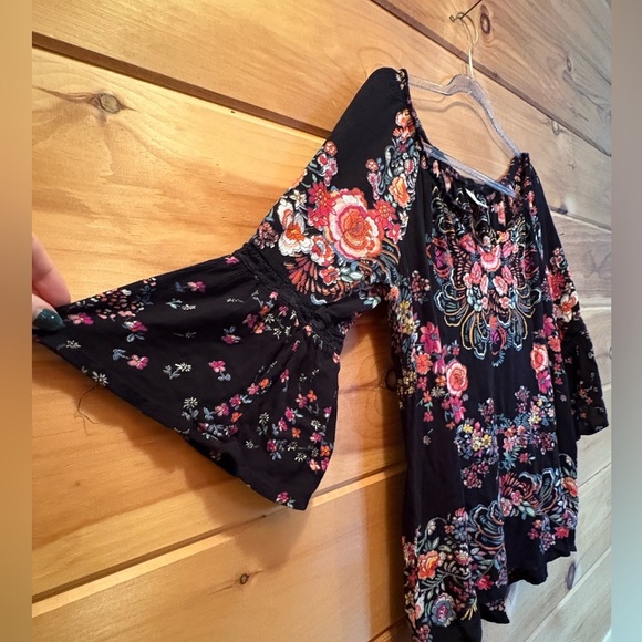 Bila Black Paisley Floral Peasant Women's shirt with Flared sleeves. Size Small - Picture 4 of 8